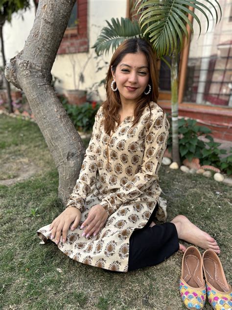 Beige butti kurta – Shriyani