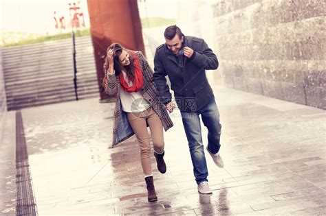 有一对年轻夫妇在雨中奔跑寻找躲雨的地方高清图片下载-正版图片502518085-摄图网