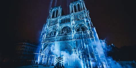 Panasonic projektörler Notre-Dame'ın tarihi yeniden açılış törenini ...