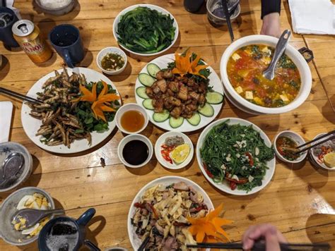 Nha hang Kham Pha Viet (Thang co A Quynh) | Sapa - What to Expect ...