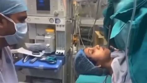 Pregnant woman sings Lord Krishna’s Bhajan as doctors perform surgery ...