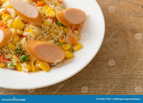 Arroz Frito Con Salchicha Y Verduras Mixtas Foto de archivo - Imagen de ...