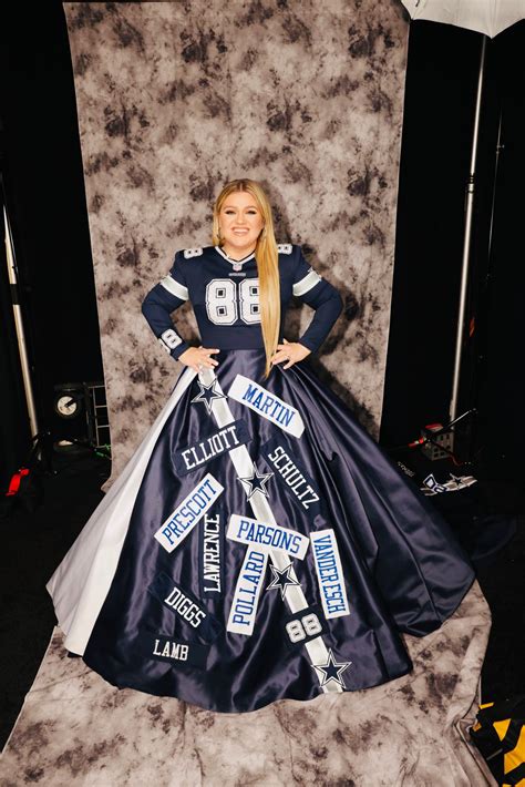 Kelly Clarkson hosts NFL Honors in Cowboys dress - FASHION SIZZLE