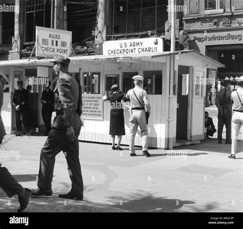 Checkpoint charlie 1960s hi-res stock photography and images - Alamy