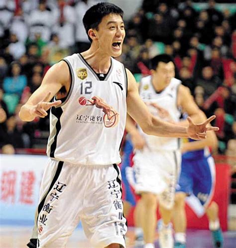 CBA最帅教练杨鸣，外表像20岁却已是俩娃爸，真正的少女偶像_篮球