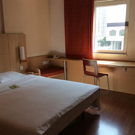 IBIS HOTEL (ZHONGSHAN PEDESTRIAN STREET) - Motel Reviews & Photos ...