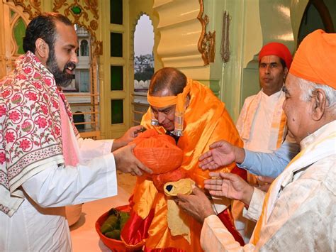 Mukesh Ambani visits Nathdwara, announces 'Yatri Evam Varishth Seva ...