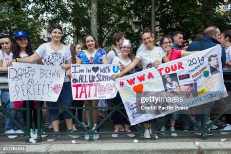 One Direction Surprsing Fans 的图像结果