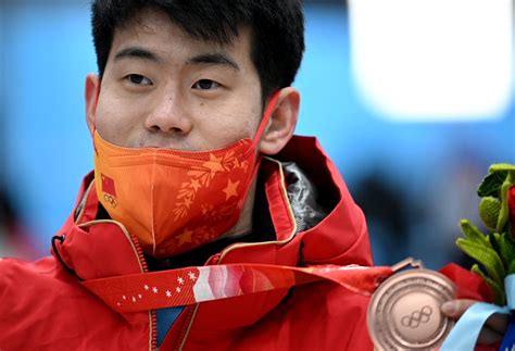跨界英雄闫文港！被教练推出来的冬奥铜牌获得者_四川在线