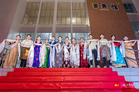 合肥：藏族班学生载歌载舞迎来新学期-人民图片网