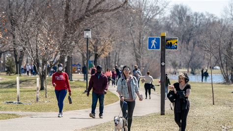 Person Walking Outside 的图像结果