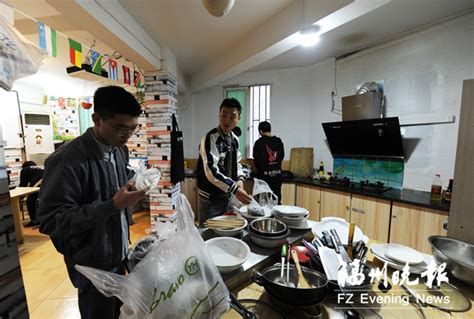 福州晚报（2018-03-23）A6版：农林大毕业生开起“共享厨房” 消费者只需自备食材，就可体验下厨乐趣