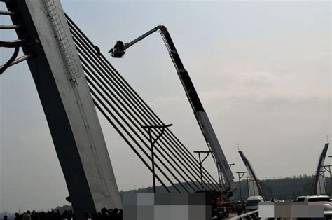 四川泸州一男子爬大桥顶端 先后两次向下撒钱万元[组图]_图片中国_中国网