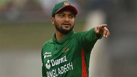 Watch: Shakib Al Hassan man handled by fans at murder accused Arav Khan ...