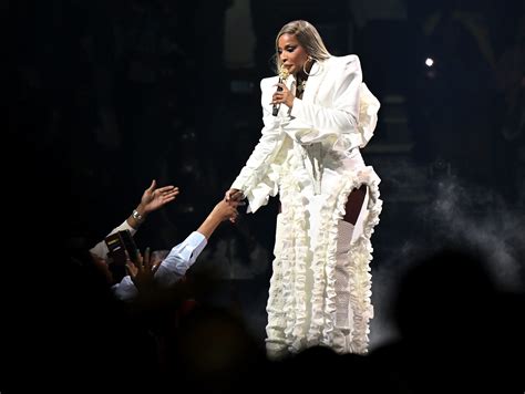 Mary J. Blige salutes fans, brings out Kash Doll at sold-out LCA show