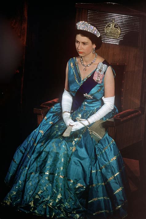 女王伊丽莎白二世最时尚剪影