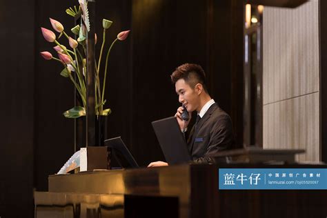 酒店前台服务员打电话-蓝牛仔影像-中国原创广告影像素材