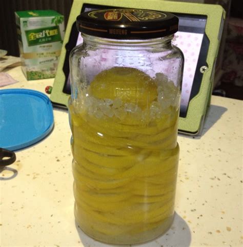 柠檬水用柠檬和糖浆在新近地被烘烤的卷背景在咖啡馆 玻璃水瓶柑橘饮料冰橙色夏天水 库存照片 - 图片 包括有 薄菏, 生气勃勃: 78323268