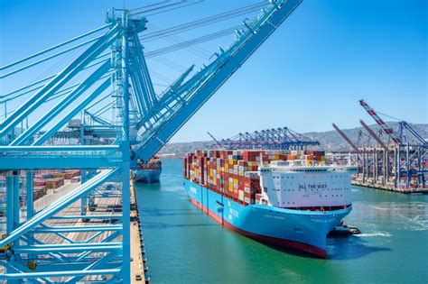 Revolutionary methanol-enabled containership arrives at APM Terminals ...