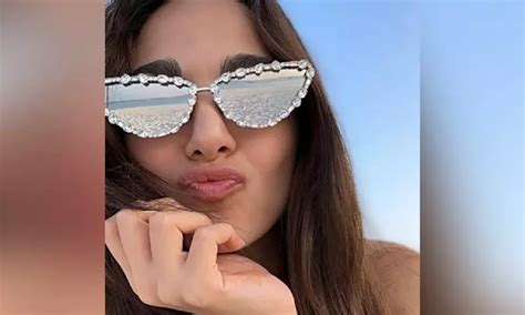 Kiara Advani shares sunkissed selfies from breezy beach vacation, don't ...