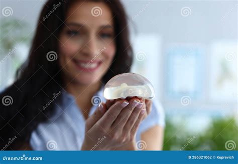 Mettre L'accent Sur Les Implants En Silicone Mammaire Dans Les Mains Des Femmes. Photo stock ...