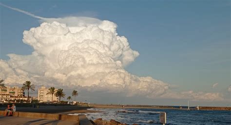 La nube hongo del paseo marítimo de Cunit