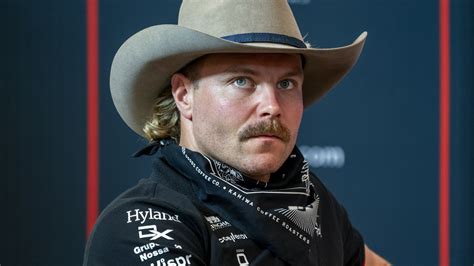 F1-Fahrer Valtteri Bottas bringt 2024-Kalender mit Nackfotos heraus