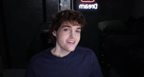 Minecraft star Dream meets screaming fans after face reveal - www ...