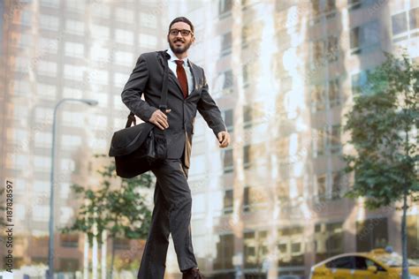 Businessman Walking 的图像结果