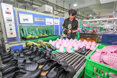 福建晋江：出口凉鞋生产忙