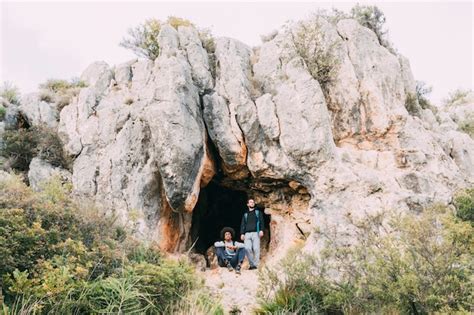 Hikers in front of cave | Free Photo