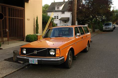 OLD PARKED CARS.: 1976 Volvo 245 DL.