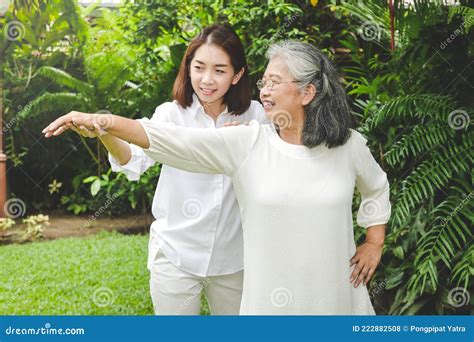 做理疗的亚洲老年女性有一个女儿帮助她伸展手臂. 库存照片. 图片 包括有 制作, 骨质疏松症, 愉快, 女性 - 222882508