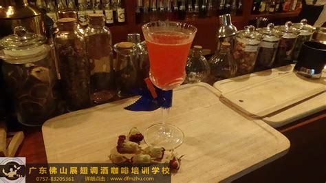 调酒师为女顾客介绍鸡尾酒高清图片下载-正版图片501799080-摄图网