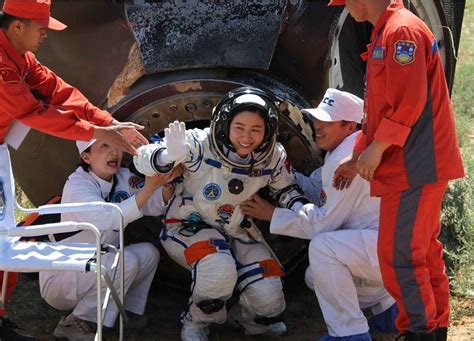 神九遨游太空13天安全回家 中国女航天员将越来越多(图)-搜狐滚动