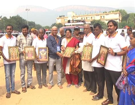 Tirupati Free Tour: నిరుపేదలకు ఉచితంగా తిరుమల యాత్ర... సాఫ్ట్ వేర్ ...