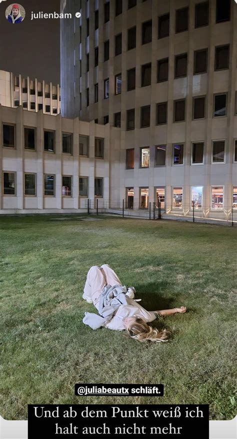 2 Optionen: 1.: sie versucht irgendwas und will witzig sein.. oder 2.: sie imitiert den Sarah ...