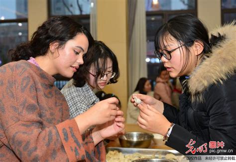 外籍大学生近距离感受中国传统年味(3)_焦点 _光明网