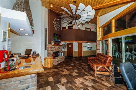 ROUND BARN LODGE (Spring Green) - Hotel Reviews, Photos, Rate ...
