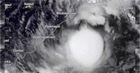 Cyclone Dana Update | এখনও চলছে দানার ল্যান্ডফল! কার্যত তছনছ হয়ে ...
