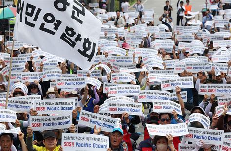 6万人参加！韩国首尔举行烛光集会 悼念梨泰院踩踏事故遇难者|遇难者|悼念_新浪新闻