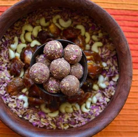 Panir Rose Gulkhand Laddu | 10 Pcs | Made from Premium Dates/ Rose Pet ...