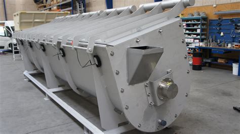 Soaking screw conveyor for rice boiling
