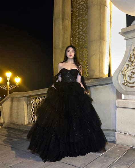 Chloe Wong | Travel transition idea: use the 0.5x camera to film yourself at different locations ...