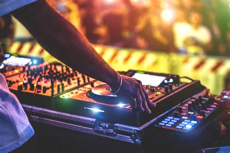 14 Best Bars in Phi Phi Island - Where to Go at Night in Koh Phi Phi ...