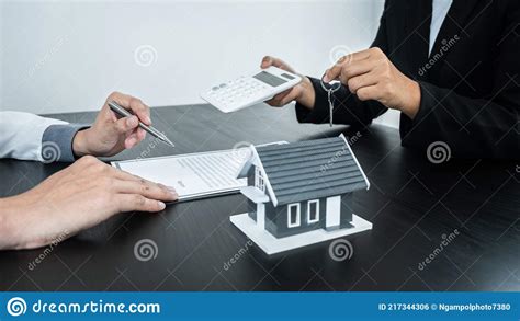 经核准的抵押申请表签订协议合同房地产后，房地产代理人将房屋和钥匙给客户 库存照片 - 图片 包括有 合同, 讨论: 217344306