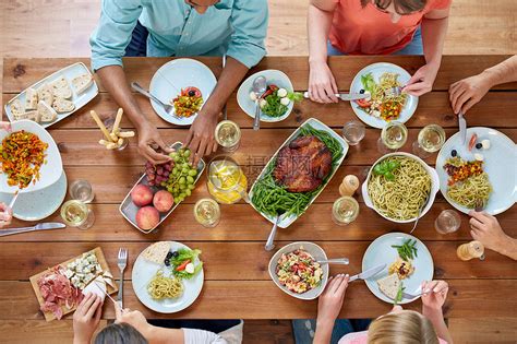感恩节一群人餐桌上吃晚饭高清图片下载-正版图片300127060-摄图网