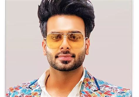 पंजाबी सिंगर मनकीरत औलख की मर्सिडीज गाड़ी इंपाउंड, तोड़ा था ये नियम ...