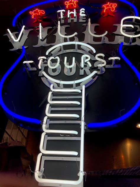 Local Neon Signs 的图像结果