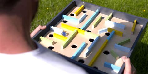 Konzentration gefragt: Beim DIY-Murmel-Labyrinth | Bosch DIY